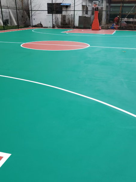 合作 球场长期使用易出现地面开裂